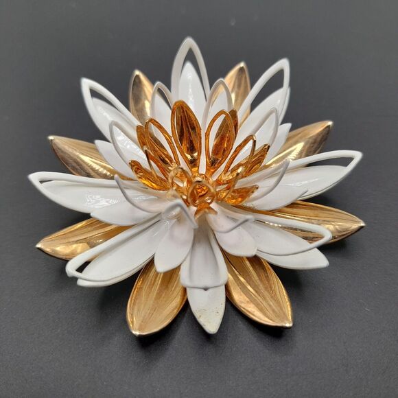 Vintage 1966 Sarah Coventry Water Lily Brooch White Enamel Gold Tone - Picture 8 of 10